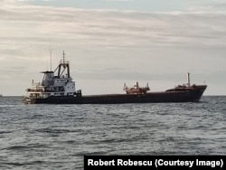 Nava avariată transporta ciment, iar explozia s-a produs la sala motoarelor.