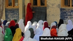 دختران افغان در یک مکتب ابتدایی در ولسوالی بتی‌کوت در ولایت ننگرهار در صنف خود حضور دارند.