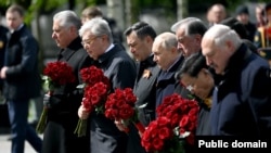 Президент России Владимир Путин (в центре) и «почётные гости» парада в Москве, 9 мая 2024 года