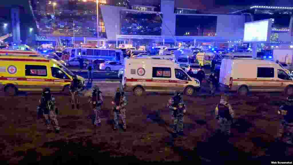 22-марттын кечинде Москванын четиндеги Красногорск шаарындагы "Крокус Сити Холл" концерттик залында ок атуу болду.&nbsp;Куралчан белгисиз топ 22-марттын кечинде Москванын четиндеги "Крокус Сити Холл" концерттик залына миңдеген адам топтолгон учурда ок жаадырган.Социалдык медиага тараган видеодон куралчан адамдар залда кезиккен адамдын баарын атып баратканын көрүүгө болот.