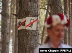 Agaja berkidilen bildirişler telefonlaryň we kameralaryň bolmaly däldigini ýatladýar.