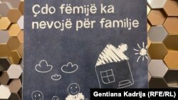 Një baner me mbishkrimin: "Çdo fëmijë ka nevojë për familje" shihet në hyrje të një konference për  strehimin e fëmijëve në Prishtinë, 12 dhjetor 2023.