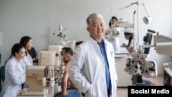 Бишкектеги "Көз хирургиясы" клиникасынын ээси Алмазбек Исманкулов. Архив сүрөт.
