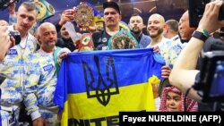 Александр Усик празднует победу над британцем Тайсоном Фьюри, завоевав титул абсолютного чемпиона мира в сверхтяжелом весе. Эр-Рияд, Саудовская Аравия, 19 мая 2024 года