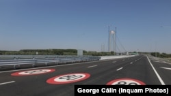 Deschiderea traficului pe podul proaspăt inaugurat de la Brăila s-a amânat cu câteva ore.