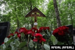 Цветы на могиле печально известного руководителя ЧВК «Вагнер» Евгения Пригожина после похорон на Пороховском кладбище в Санкт-Петербурге, Россия. Пригожин погиб в авиакатастрофе 23 августа. Автор: радио «Свобода».