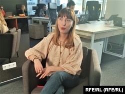 Când vede că elevii ei se întristează pentru că își aduc aminte de casa și viața lor din Ucraina, Maricica Ciubara încearcă să îi scoată din acea stare prin predarea unor lucruri mai vesele.