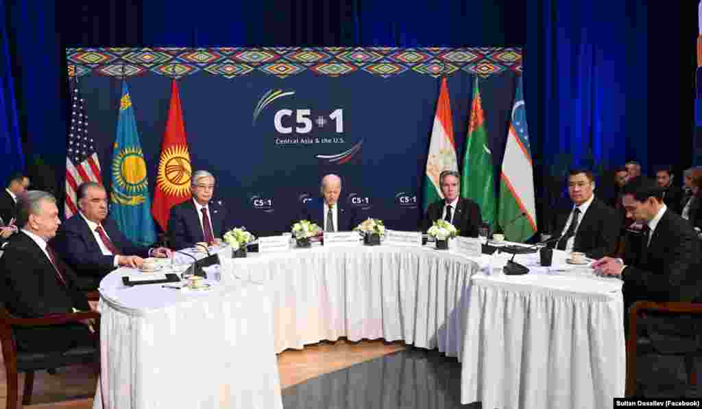 Американын лидери Жо Байден менен Борбор Азиянын беш президенти 19-сентябрда биринчи жолу Нью-Йоркто бир үстөлгө отурду. &nbsp;