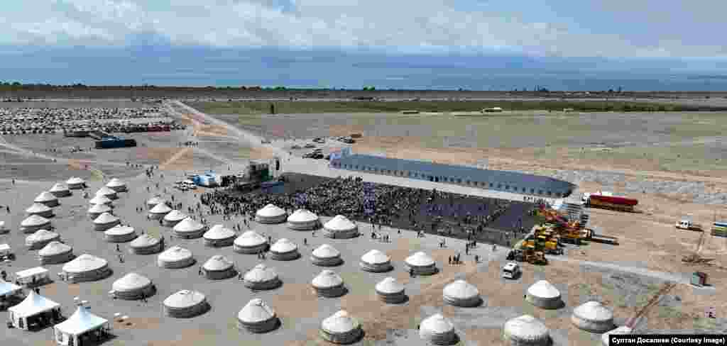 30-июнь. Ысык-Көлдө &ldquo;Асман&rdquo; шаарынын курулушуна капсула салуу салтанаты. Бул акылдуу шаар 500 миң кишиге ылайыкталары айтылган.&nbsp;"Асман" шаарын куруу - Садыр Жапаров президенттикке келгенден бери убадалап келген долбоорлорунун бири.