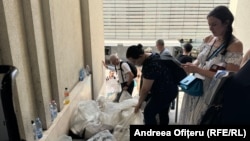 Președinții de la secțiile de votare din Sectorul 1 au stat luni la cozi imense pentru a preda sacii cu voturi. 