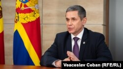 În timpul interviului acordat Europei Libere, ministrul Apărării, Anatolie Nosatîi, a explicat că radarul achiziționat recent nu poate doborî țintele aeriene și este destinat monitorizării spațiului aerian.