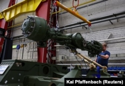 Працівник на конвеєрі заводу APC Fuchs (Fox) з виробництва військової техніки для Бундесверу, поліції та України, що належить компанії Rheinmetall, Кассель, Німеччина, 25 липня 2023 року