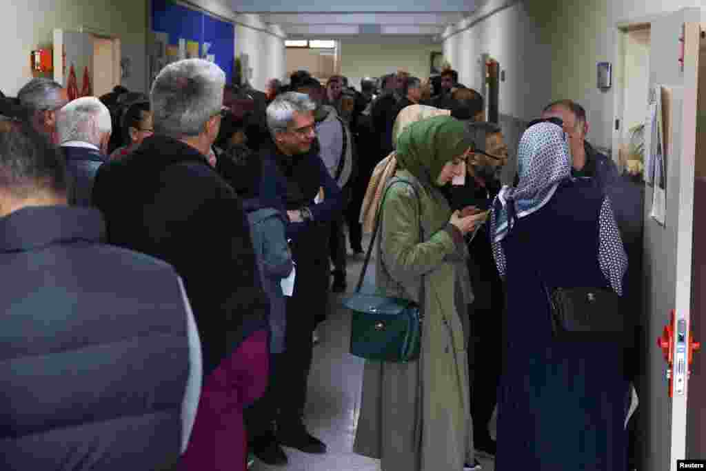 Жергиликтүү серепчилер бул жолу шайлоочулар жигердүү катышып атканын баса белгилешүүдө.