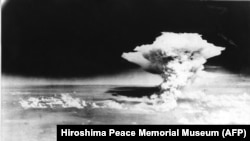 Imagine cu ciuperca atomică formată în urma lansării bombei nucleare asupra orașului japonez Hiroshima pe 6 august 1945