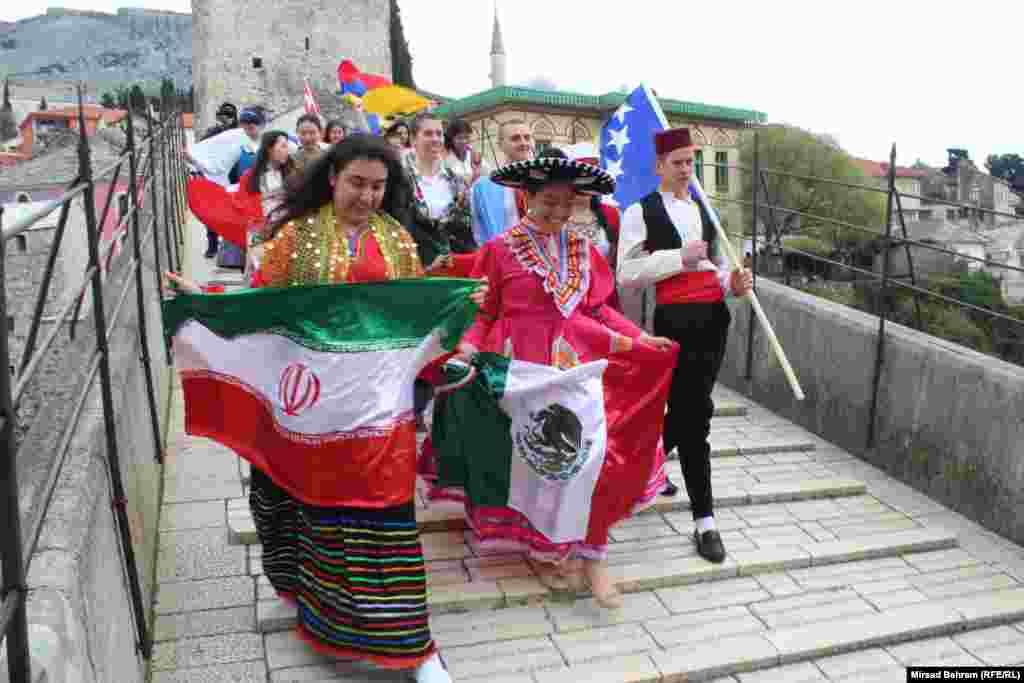 Nakon pojedinačnog, uslijedio je i zajednički defile učesnika performansa "Svijet u jednom gradu". &nbsp;