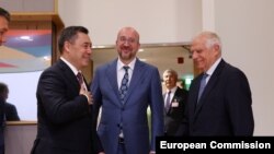 Кыргызстандын президенти Садыр Жапаров, Европа Кеңешинин төрагасы Шарль Мишель жана Евробиримдиктин башкы дипломаты Жозеп Боррел. Брюссель, 25-июнь 2024-жыл.