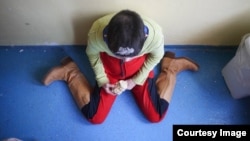 O tânără fotografiată în timpul unei documentări incognito pentru Casa Jurnalistului, în 2015, într-un centru de recuperare din Vâlcea în care se întâmplau mai multe abuzuri. Centrul a fost închis după investigația jurnalistică.