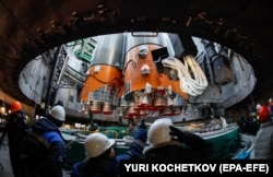 Вид на нижнюю часть ракеты "Союз 2.1а" из кабины обслуживания на Байконуре, март 2024 года