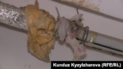 "Жал-Ордо" комплексинин тургундары курулуштун сапатына да нааразы. Cүрөт комплекстин жер төлөсүнөн тартылган.