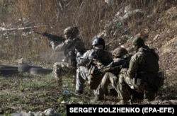 Украински войници участват в тренировка на стрелбище близо до Киев. (архивна снимка)