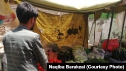 یکی از جوانان در ولایت جوزجان که ترکاری فروشی میکند.