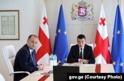 2020 წლის იანვარი. ირაკლი ჩიქოვანი იმდროინდელ პრემიერ-მინისტრ გიორგი გახარიასთან ერთად მთავრობის ადმინისტრაციაში