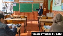 Serghei Carauș din Corbu, Dondușeni, predă cinci obiecte, acoperind lipsa de cadre la școala din sat: biologia, chimia, educația tehnologică, arta plastică și educația civică.