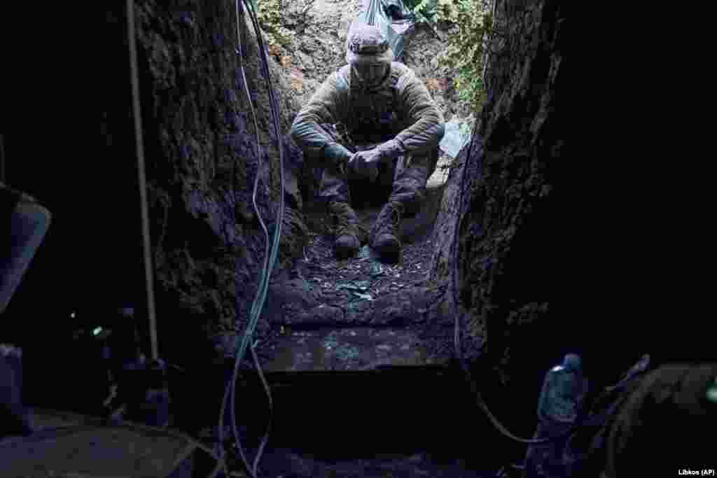 Украина сарбазы Бахмут түбіндегі окопта тынығып отыр. 3 қыркүйек. Ақ үйдің ұлттық қауіпсіздік жөніндегі кеңесте стратегиялық коммуникациялар жөніндегі координатор Джон Кирби 2 қыркүйекте "Аноним шенеуніктердің сынын бәріміз көрдік, бұл сын Украинадағы әскери қимылдарға еш көмектеспейді" деді.