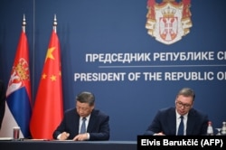 Presidenti kinez, Xi Jinping (majtas) dhe ai serb, Aleksandar Vuçiq (djathtas) nënshkruajnë dokumente dypalëshe gjatë një takimi në Beograd, më 8 maj 2024.
