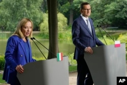 Mateusz Morawiecki (dr) a devenit recent noul lider al grupării ECR după retragerea Giorgiei Meloni (st), premierul Italiei.