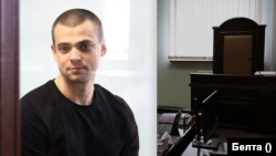 "Një qeli nuk është ndryshe nga bota e gjerë", shkroi Eduard Babaryka në vitin 2022. "Ka të bëjë gjithmonë me zgjedhjen nëse do të bini  apo do të ngriheni në këmbë. Për t'iu nënshtruar dobësisë ose për të mos u dorëzuar".