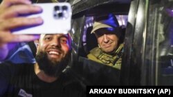 "Вагнер" менчик аскердик компаниясынын негиздөөчүсү Евгений Пригожин Ростов-на-Донуда шаар тургуну менен сүрөткө түшүп жатат. 24-июнь, 2023-жыл. 