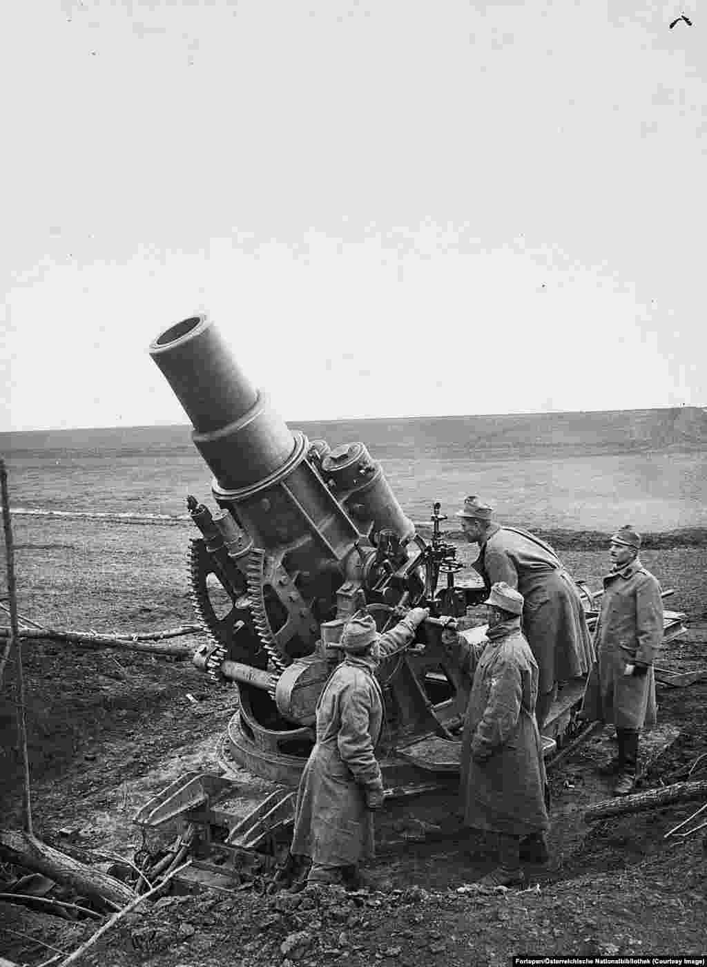 Обсадна минохвъргачка "Шкода", използвана от австро-унгарските сили на територията на днешна Украйна през 1915 година. Минохвъргачката изстрелва снаряди, които тежат 384 килограма всеки. По-късно е оръжието е използвано от нацистите през Втората световна война.