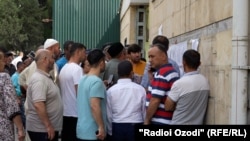Таджикские паломники у здания комитета религии, 22 июня 2023 года 