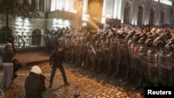 Добуш берүү аяктагандан кийин оппозициянын миңдеген тарапкери парламенттин имаратын курчоого аракет кылды.