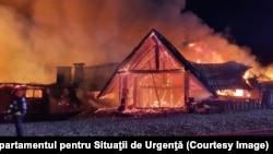 Un puternic incendiu a izbucnit în a doua zi de Crăciun la pensiunea Ferma Dacilor, din satul Tohani, comuna Gura Vadului, la circa 90 de kilometri nord de București.