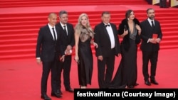 Ceremonia de deschidere a celei de-a 46-a ediții a Festivalului Internațional de Film de la Moscova, 20 aprilie 2024. Echipa filmului românesc pe covorul roșu. Dorel Vișan în centru. Ciprian Mega - primul din dreapta. Foto: festivalfilm.ru