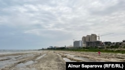 Aktauň ýanynda deňziň yza çekilen kenary