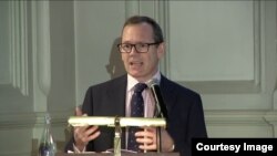 სამხედრო მეცნიერებათა პროფესორი პიტერ რობერტსი