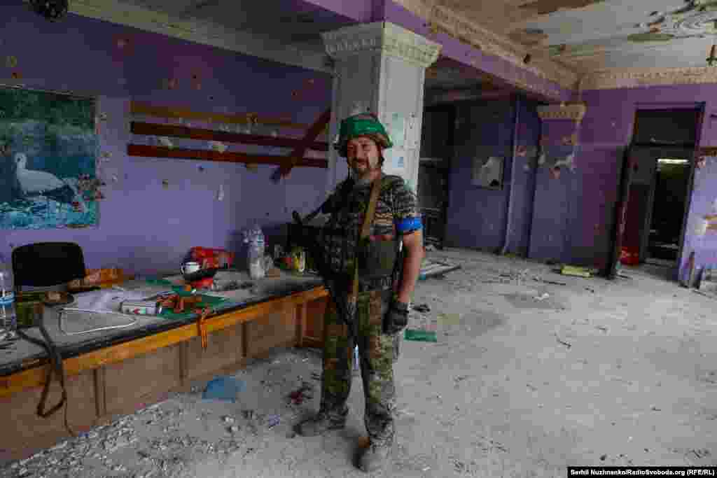 "Борода" показывает журналисту найденные в освобожденном здании &laquo;колорадки&raquo; - георгиевские ленты, которые российские военные использовали для идентификации своих бойцов.