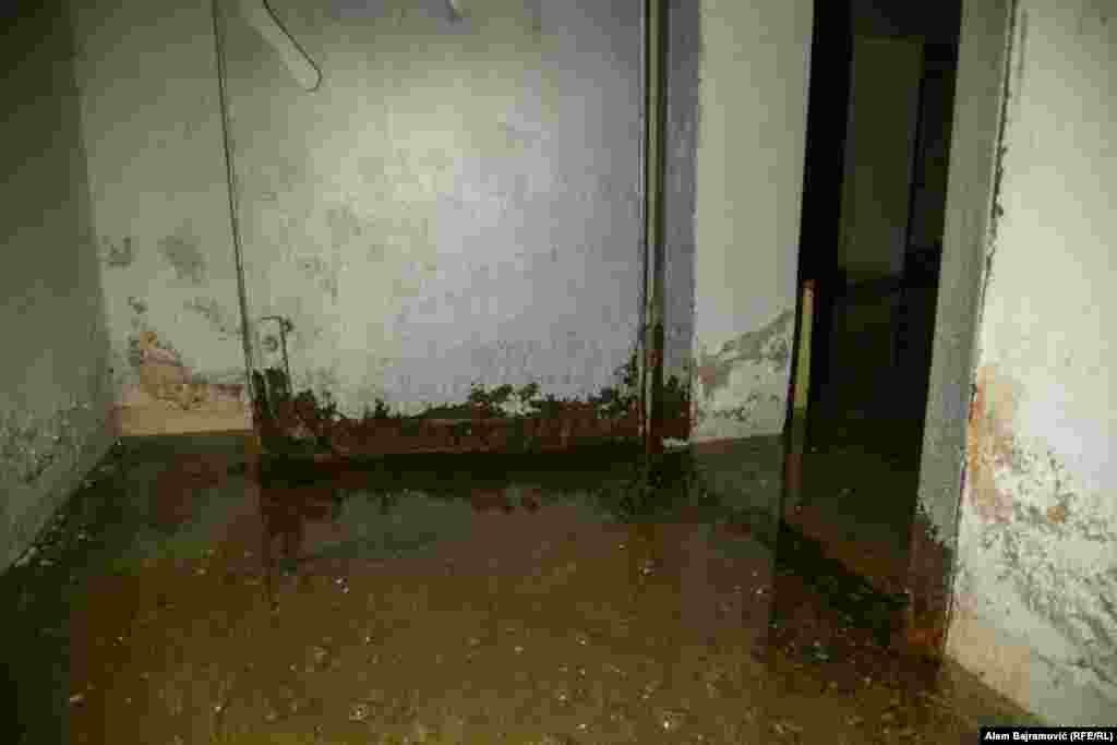 "Sve i da mi angažujemo upravitelja da nam ukloni tu vodu, vrlo brzo će se ona vratiti. To zahtijeva jednu temeljitu sanaciju", kaže Krivošija.