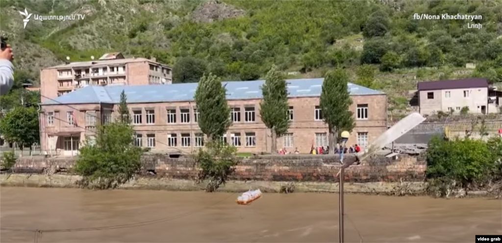 Sute de locuitori au fost nevoiți să fugă pe 26 mai, deoarece ploile abundente și inundațiile din provinciile Lori și Tavush, din nordul Armeniei, au afectat autostrăzile și serviciile feroviare.