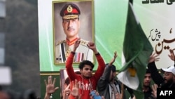 په لاهور کې د تحريک لبېک غړي د مظاهرې په مهال. انځور د فرورۍ پر ۱۱مه اخیستل شوی.