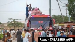 افغان کډوال له کراچۍ څخه افغانستان ته د تلو لپاره په بس کې سپرېږي ـ د سېپتېمبر ۱۸مې انځور.