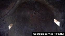 ჯვრის ინტერიერი - წყლის კვალი საკურთხევლის ზემოთ