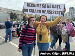 Camelia și fiica ei au venit de la Bihor pentru a protesta față de excluderea de la măririle salariale din sănătate și asistență socială.