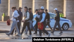 На центральной площади Бишкека собираются участники праздничного намаза на Орозо айт. 21 апреля 2023 г.