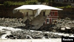 په سوات کې بارانونو نړولی يو کور - انځور له ارشيفه