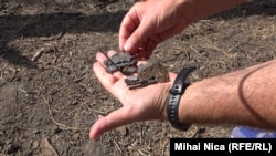 Fragmente din drona explodată pe malul românesc al Dunării, recuperate de Europa Liberă. 10 septembrie 2023. Fotografie de arhivă.