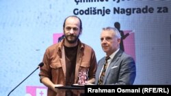 Kameramani Arben Hoti duke pranuar çmimin nga ambasadori gjerman në Kosovë.